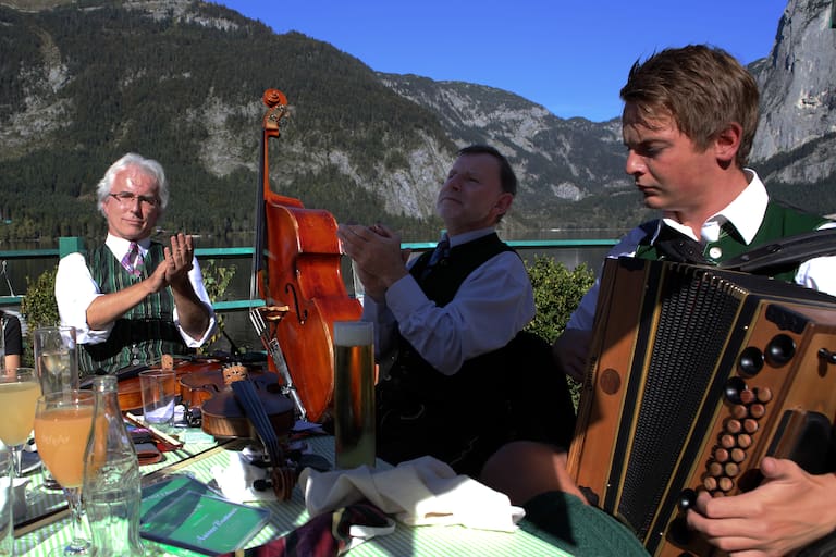 Traditionelle Volksmusik vor dem malerischen Ambiente des Altausseer Sees