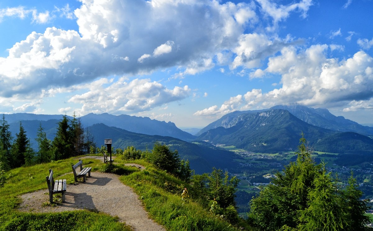 Aussicht vom 1.304 m hohen Grünstein über das Berchtesgadener Land in Bayern