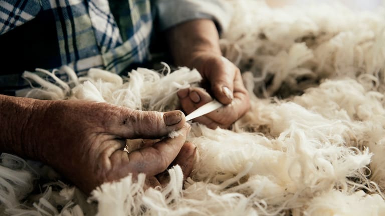 Wolle ist ein Alleskönner aus der Natur und richtig verarbeitet ein hochwertiges Material für jeden, der sich draußen bewegt. 
