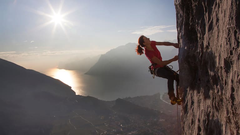 Kaum entdeckte Angelika Rainer ihre Leidenschaft fürs Klettern, wurde aus dem schüchternen Mädchen eine selbstbewusste Durchstarterin, die sich vor Wettkampferfolgen kaum mehr retten konnte.