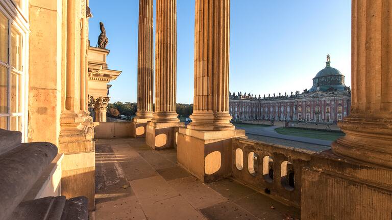 Potsdam: Aussicht vom Schloss Sanssouci auf das Neue Palais in der Abendsonne