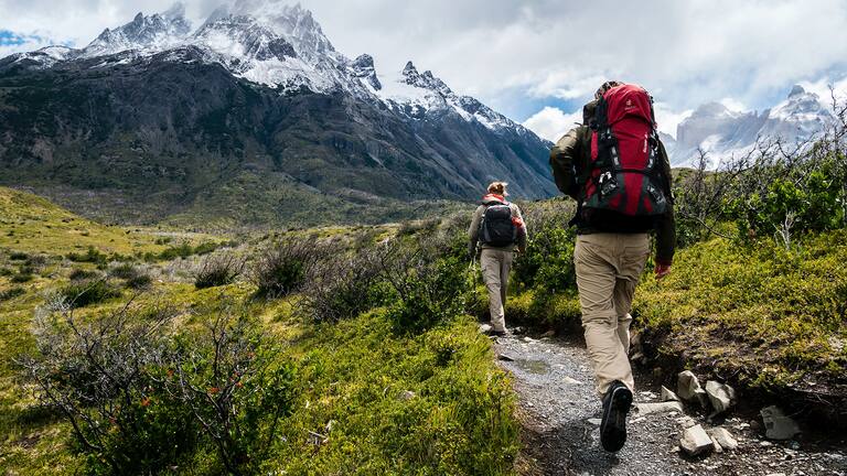 Bewandere gemeinsam mit der Outdoor-App PeakVisor die Bergwelt und entdecke die Alpen von einer ganz neuen Perspektive. 