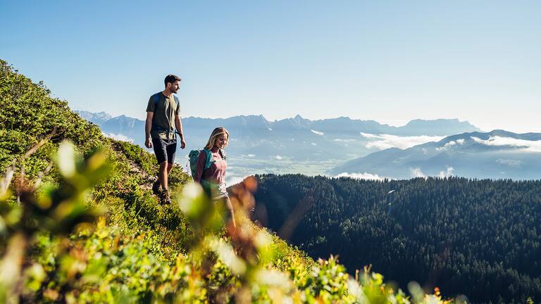 Während am Kitzsteinhorn den ganzen Sommer die hochalpine Landschaft entdeckt werden kann, genießen Familien und Wanderer auf der Schmittenhöhe das vielfältige Angebot.