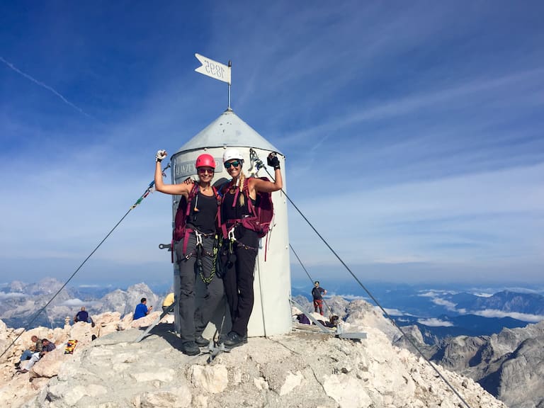 Maggy und Anja am höchsten Punkt Slowenien’s, dem „Aljažev stolp“ des Triglav