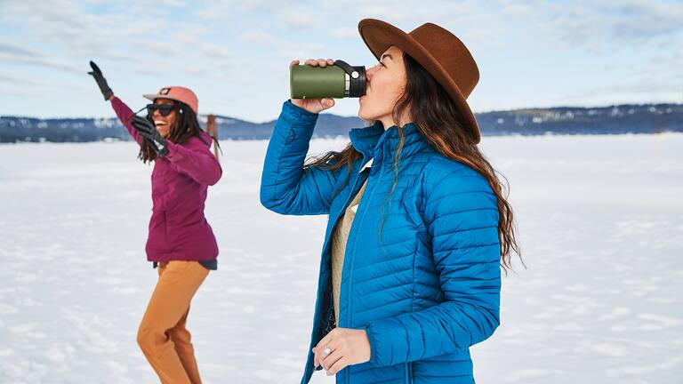 Perfekter Kaffeegenuss für unterwegs – Dank der innovativen TempShield™ Technologie von Hydro Flask schmeckt dein Lieblingsgetränk selbst im Schnee wie frisch im Kaffeehaus zubereitet.