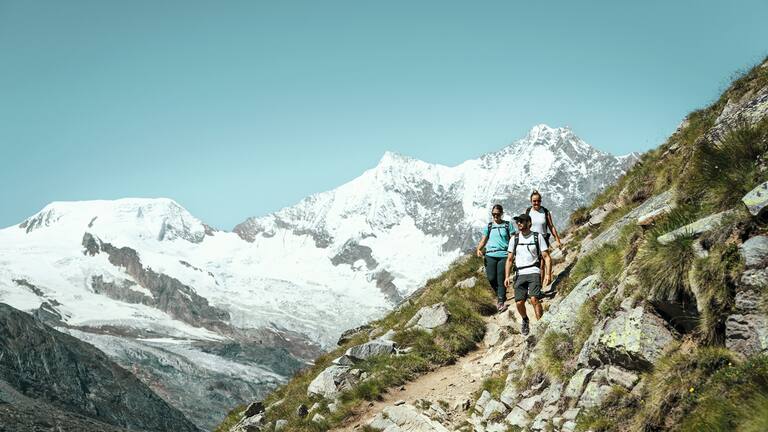 Im Saastal stehen die höchsten Berge der Schweiz für die Gäste Spalier – 18 Viertausender reihen sich in der Mischabellkette dicht an dicht.