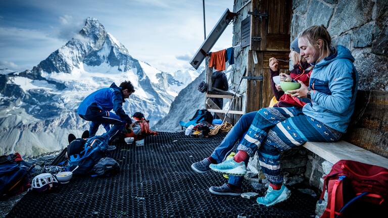 Ausgangspunkt für die abenteuerliche Überschreitung ist das malerische Arbenbiwak – Nordwandblick auf das Matterhorn inklusive. 