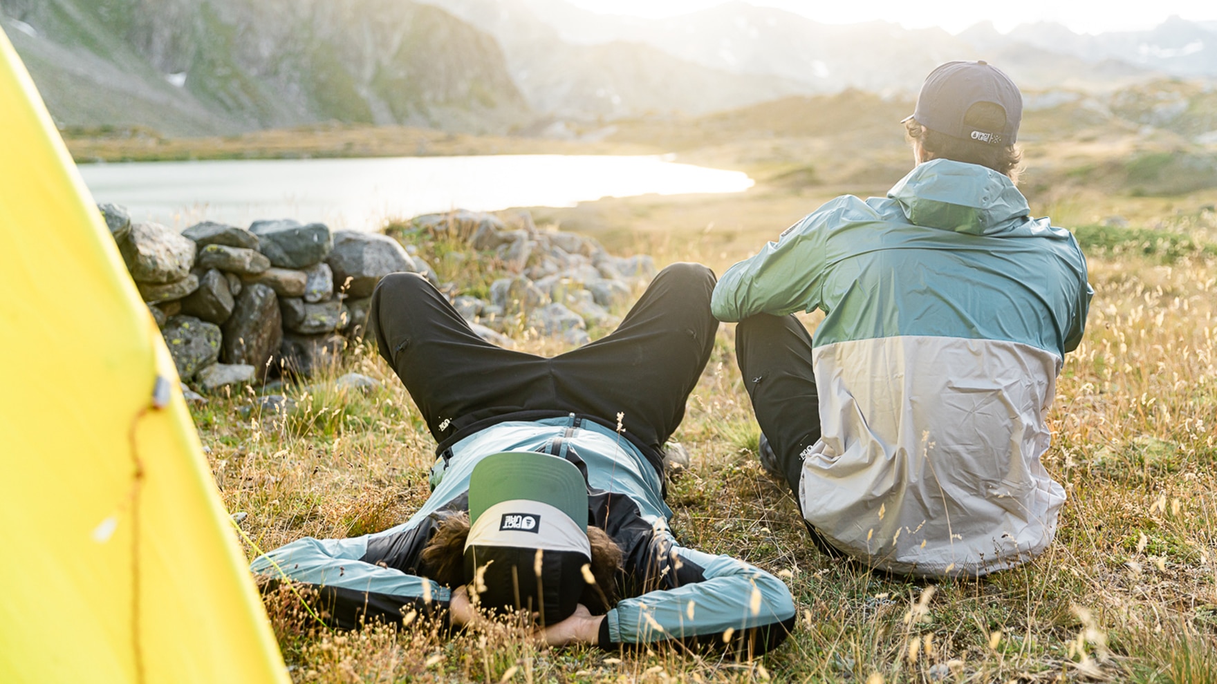 Das leichte Wailer Jacket kannst du überall mit hinnehmen: auf Wanderungen bei schönem Wetter oder abends zum Campen am See.