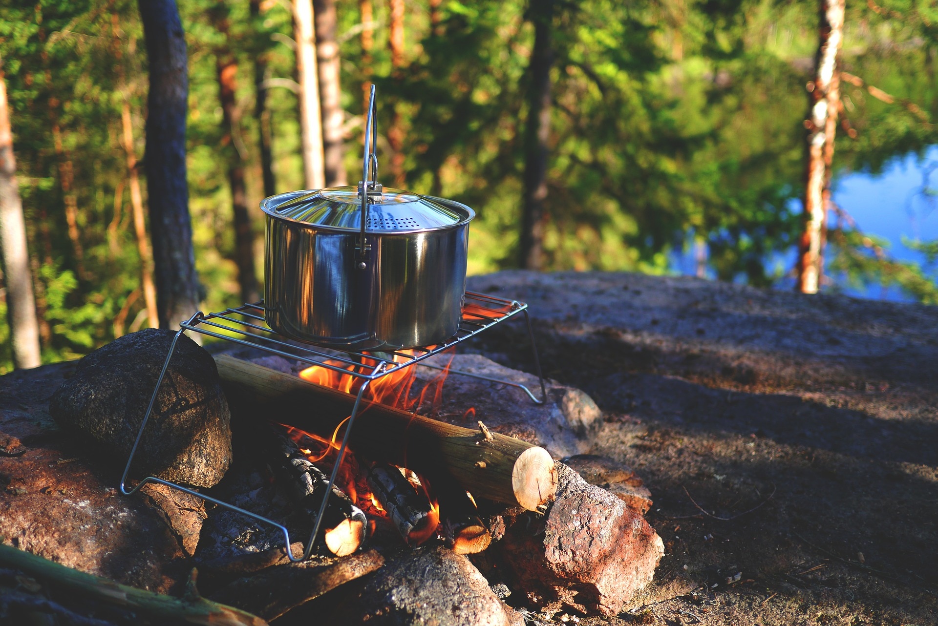 Ein Lagerfeuer dient als Heizung, Kocher und sorgt für eine gemütliche Atmosphäre.