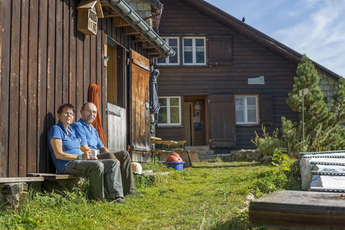 Die Wirtsleut: Anita und Hans Lieberherr vor ihrer Hütte