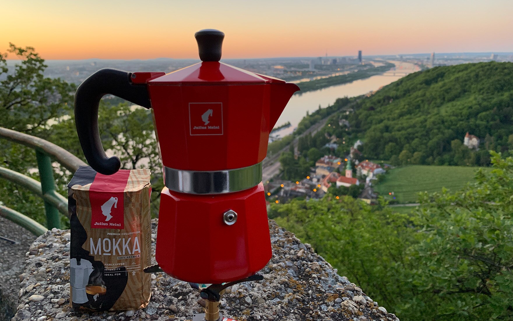 Das perfekte Kaffee-Duo für unterwegs: Der Mokka von Julius Meinl und die Mokkakanne.