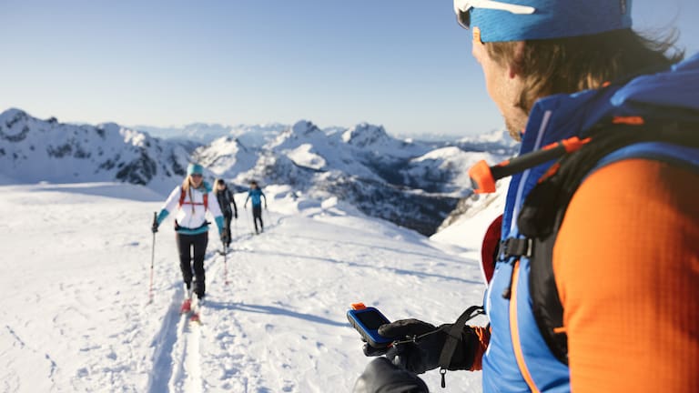 Unterwegs zeigen die Skiführer bei den geführten Touren, wie ein Gruppencheck richtig durchgeführt wird.