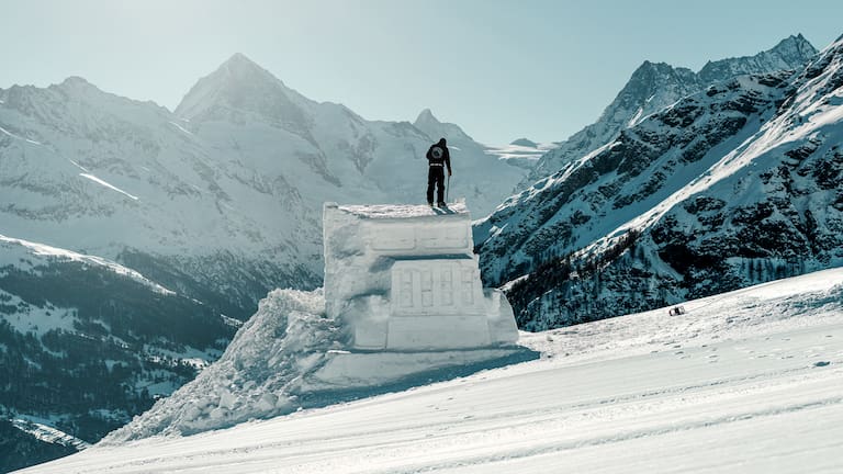 Die Schneeskulpturen von Marcio sind zum Teil meterhoch – wenn sie fertig sind, werden sie zum Treffpunkt und zum beliebten Fotosujet.