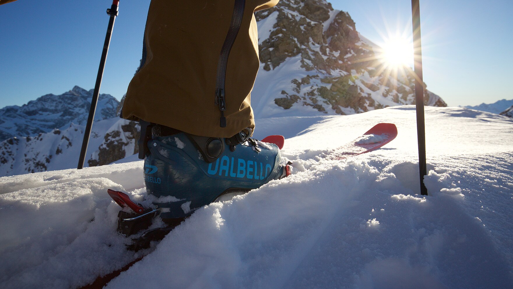 Die erste aufstiegsorientierte Skitouren-Schuh-Linie von Dalbello bietet eine vollkommen neue, komfortable Passform und eine geschmeidige Gehfunktion.