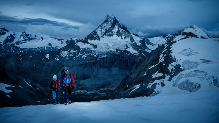 Die ersten Schritte am Morgen fallen noch schwer, doch der Anblick des Matterhorns im Mondlicht lässt die Müdigkeit schnell vergessen.
