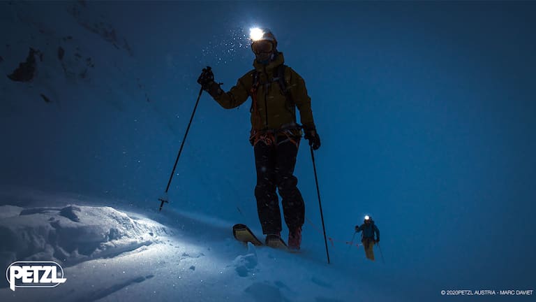 Für Skitouren empfiehlt sich eine Stirnlampe, bei der sich der Akku mit Hilfe eines Verlängerungskabels im Rucksack verstauen lässt. 