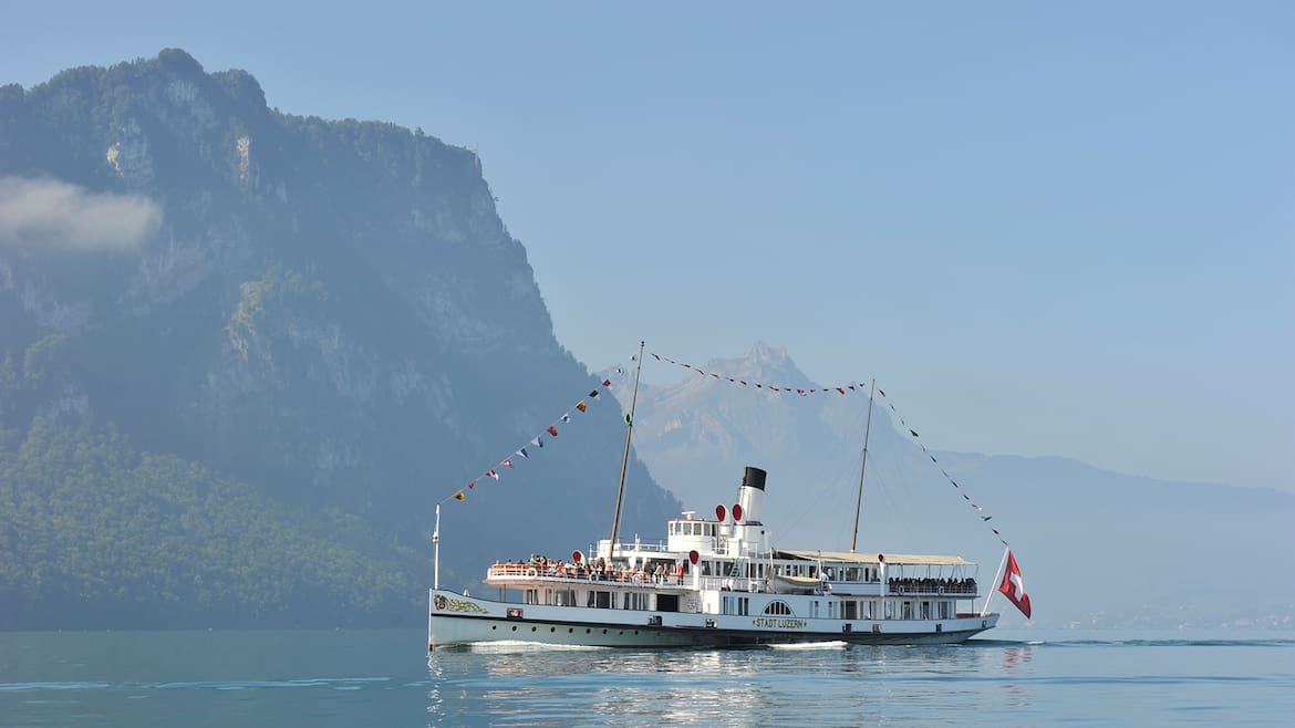 Ein Gefühl von Freiheit macht sich breit, wenn man den sanften Wind bei einer Schifffahrt auf dem Vierwaldstättersee im Gesicht spürt.