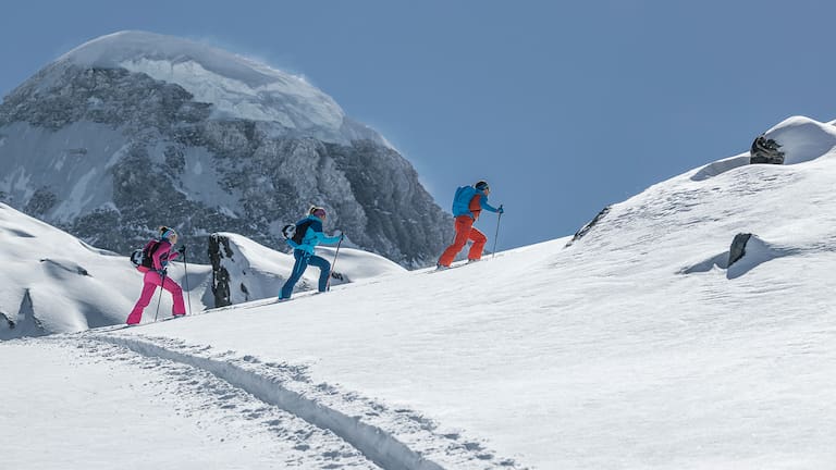 Die ersten Erfahrungen im Gelände sammelt man als Skitourenneuling am besten in einer Gruppe mit erfahrenen Skitourengehern.