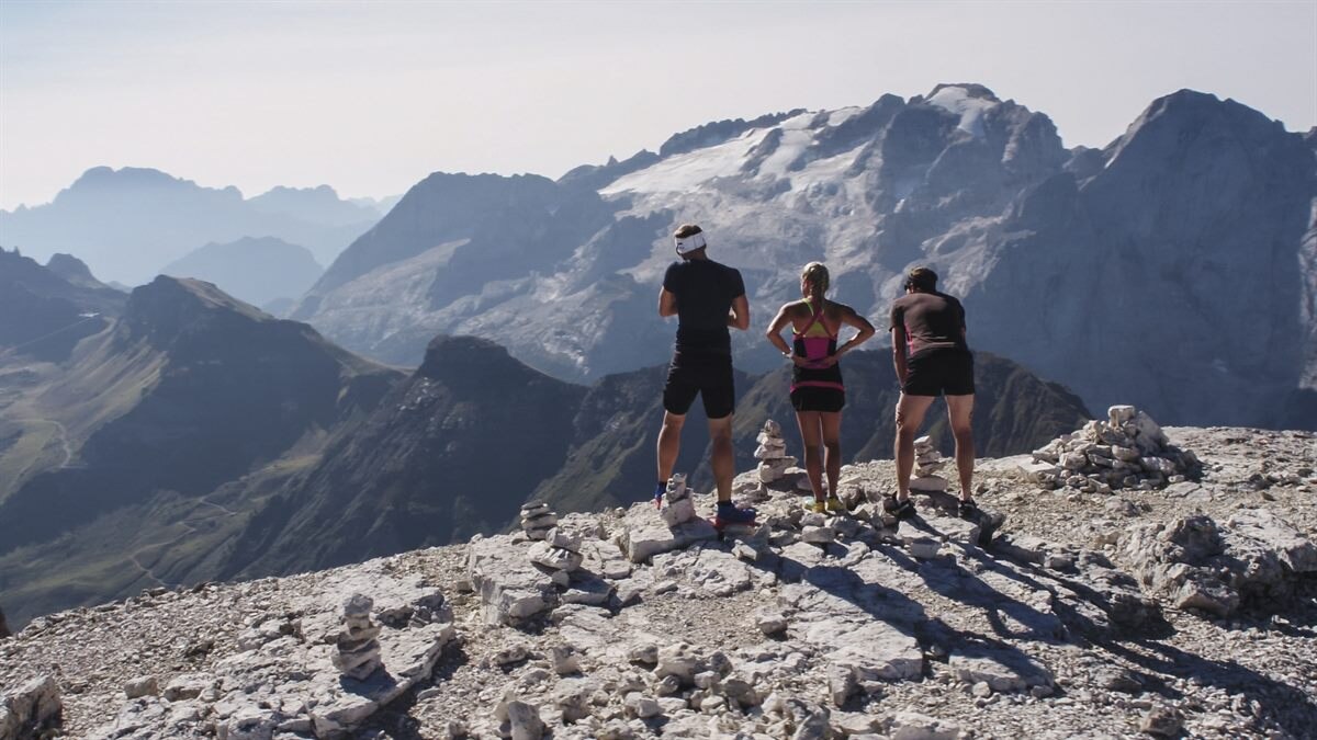 Bergläufer am Sass Pordoi mit Blick auf die Marmolada