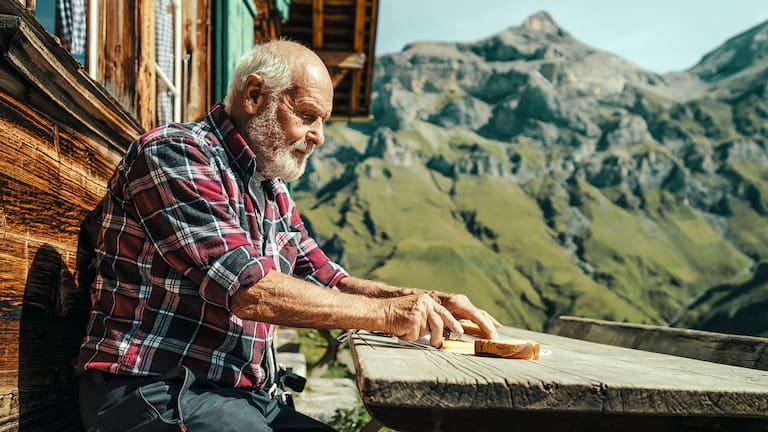 Alpkäse vom Berghaus Bundalp und ein frisches Stück Brot: die optimale Stärkung vor dem bevorstehenden Aufstieg zum Hohtürli.