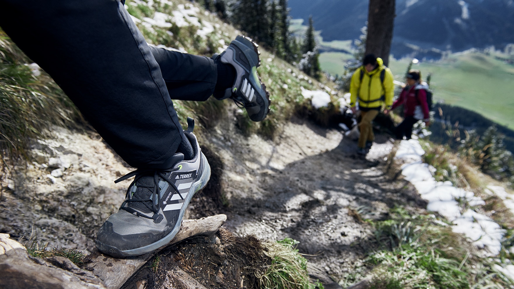Der adidas TERREX Swift R3 kombiniert die Leichtigkeit und Dämpfung eines Trailrunning-Schuhs mit der Vielseitigkeit und Stabilität eines klassischen Wanderschuhs.