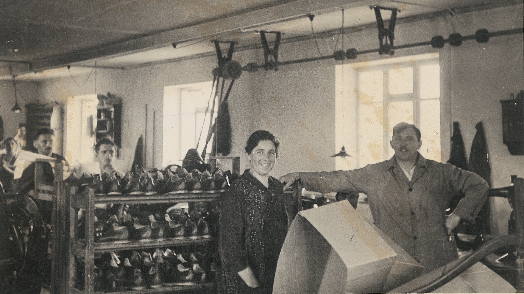 Mitarbeiter von Hans Wagner in der Werkstatt im Ort Vierkirchen.
