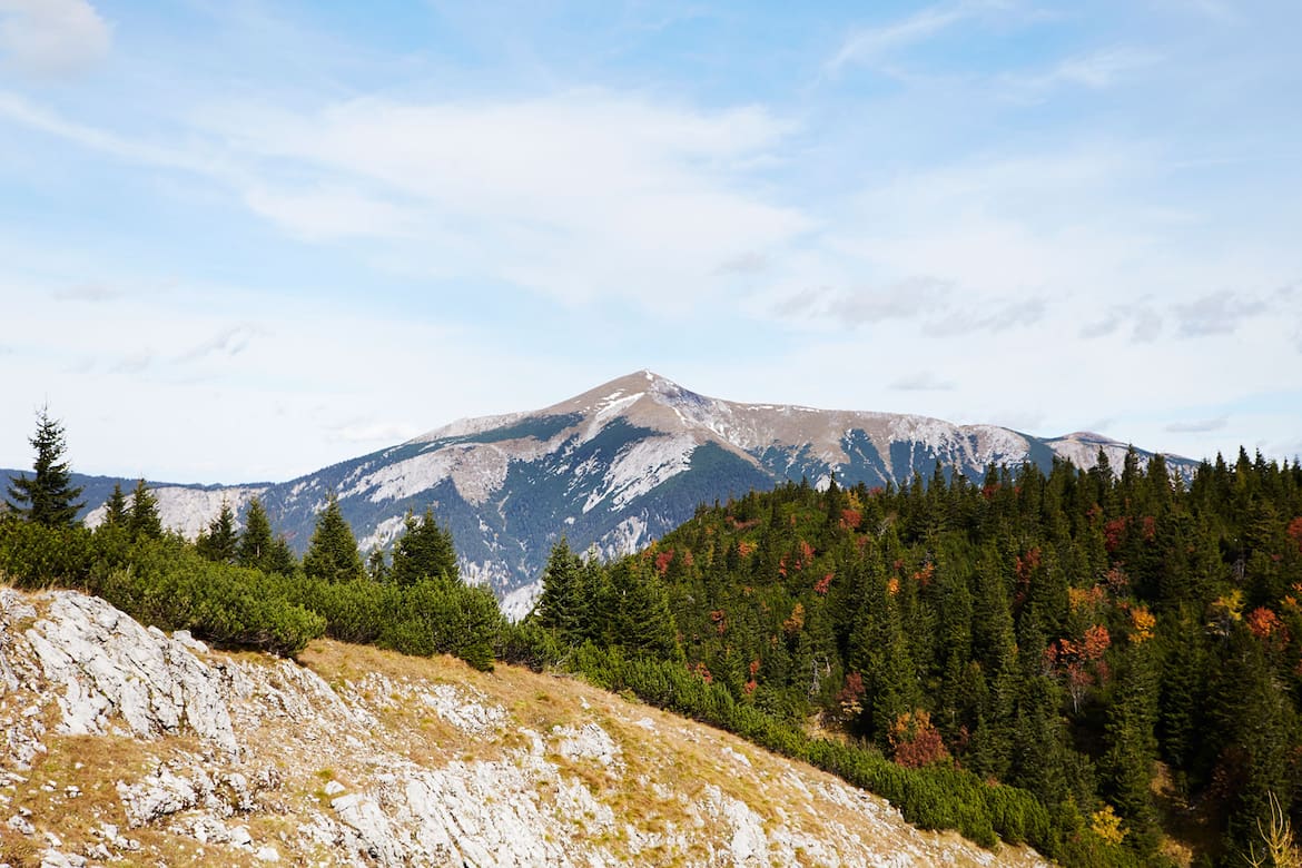 Zur Herbstzeit ist das Raxplateau, wie hier mit Blick auf den Schneeberg, ein wunderschöner Ort. Man dürfe bloß nicht vergessen, sagt Bergretter Ewald Putz (unten), wie schnell es finster wird.