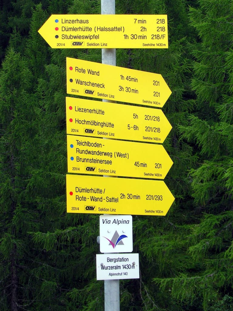 Wanderwegbeschilderung auf der Wurzeralm am Warscheneck in Oberösterreich