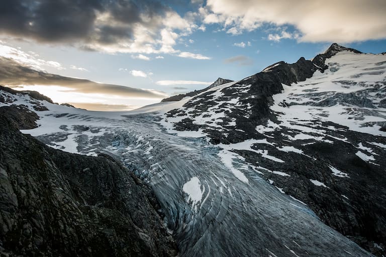 Der Großvenediger bei Sonnenaufgang mit Gletscher im Vordergrund