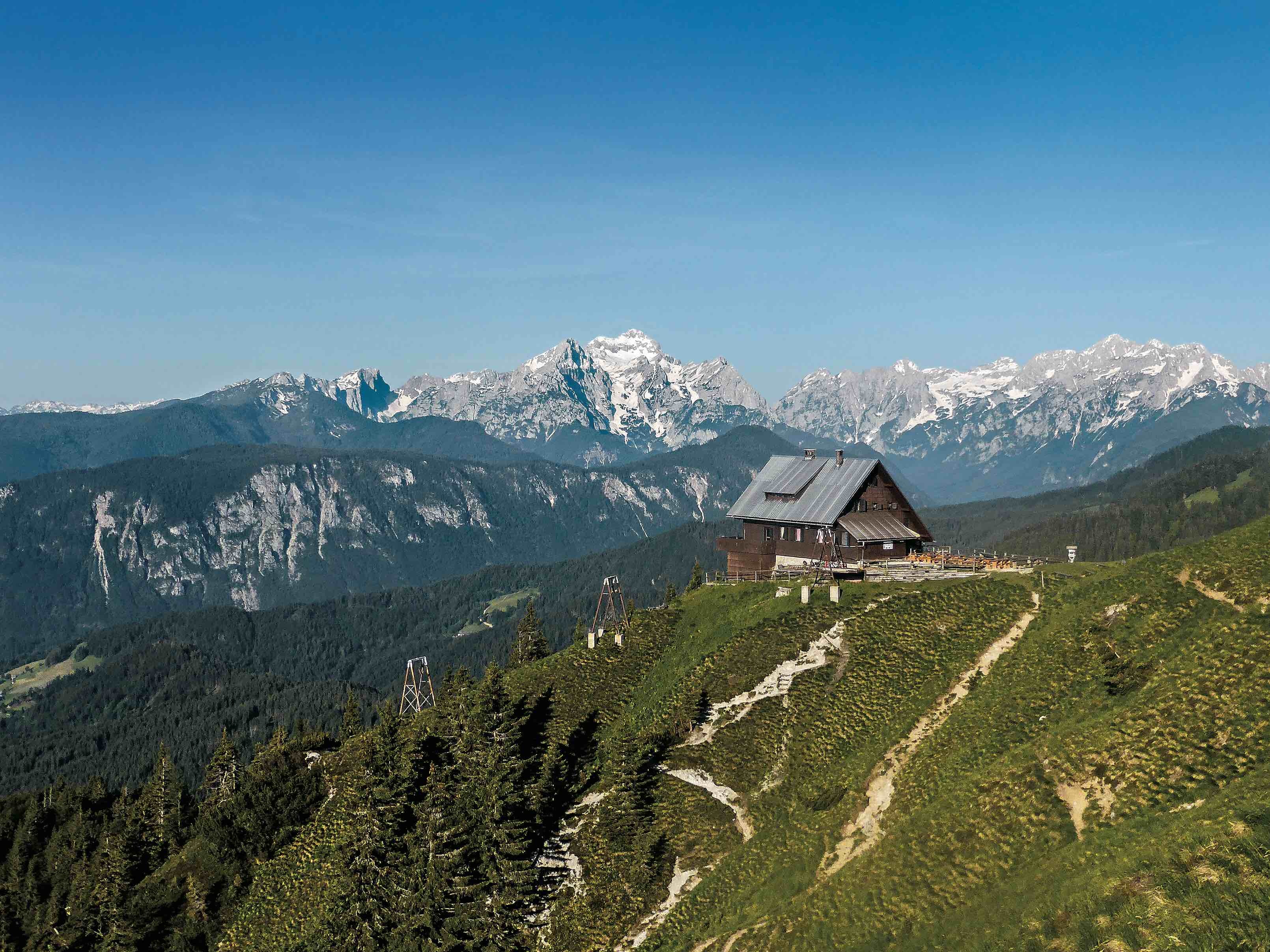 Die Kahlkogelhütte mit Blick in die Julischen Alpen.