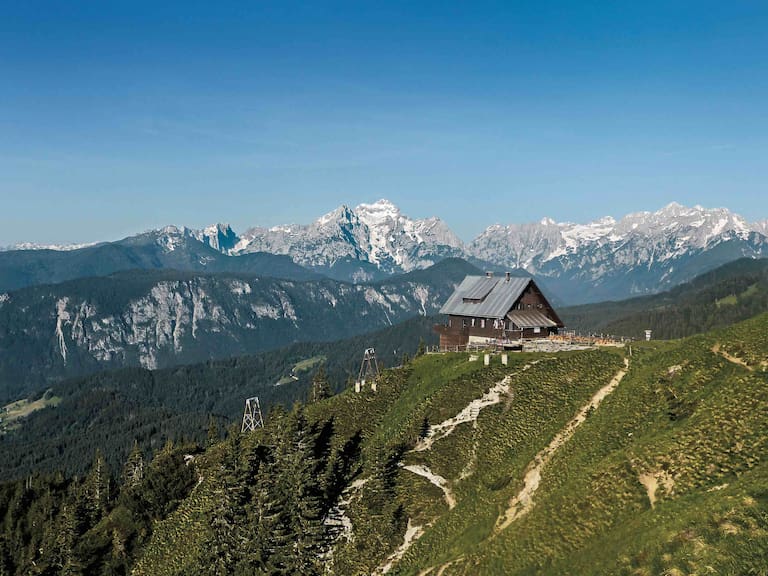 Die Kahlkogelhütte mit Blick in die Julischen Alpen.