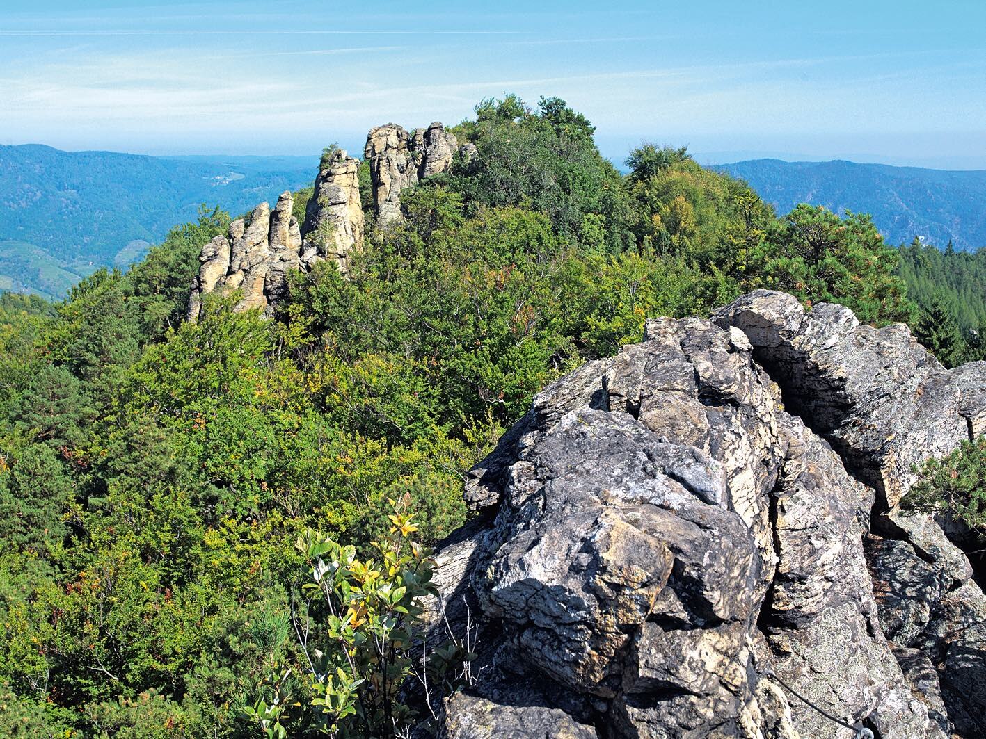 Wilde Felsformationen gesehen vom Gipfel der Hirschwand