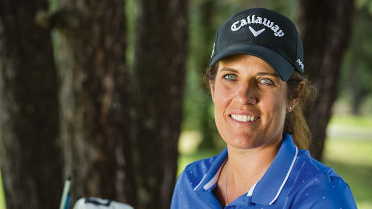 Obwohl Caroline die beste Schweizer Golfspielerin ist, steht ihr kein professioneller Caddy zur Seite - selbst ist die Frau.