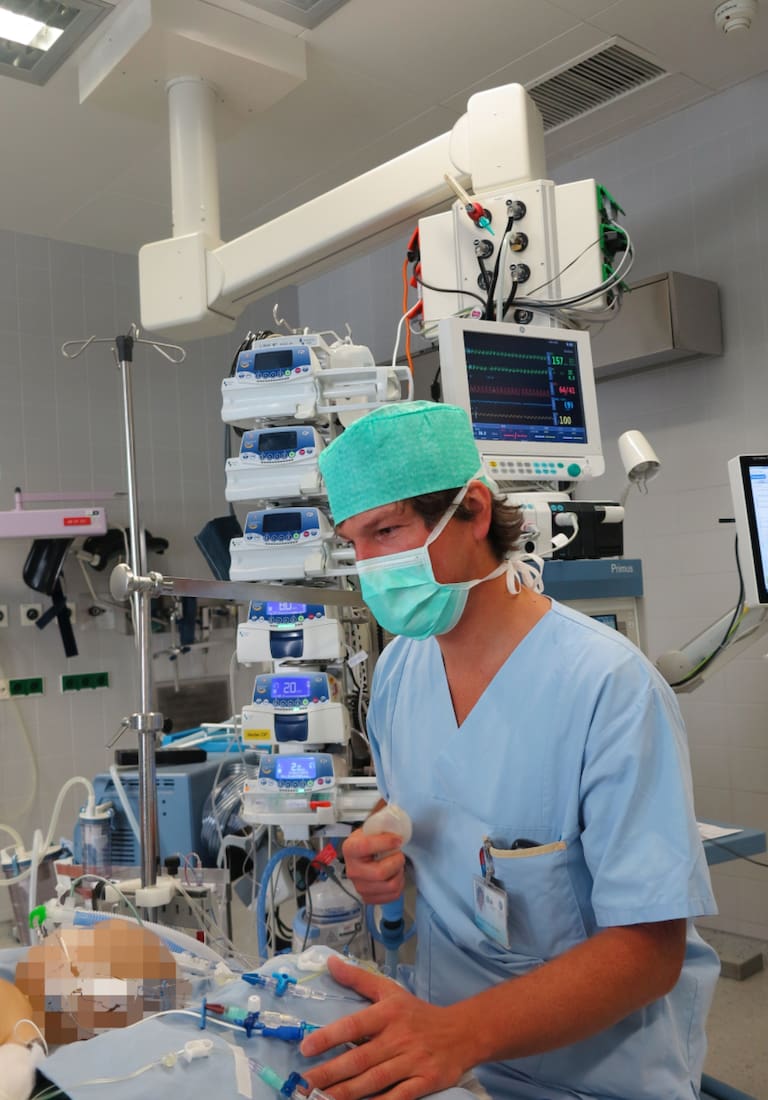 Peter Paal bei der Patientebetreuung im OP-Saal, Universitäts-Klinik Innsbruck