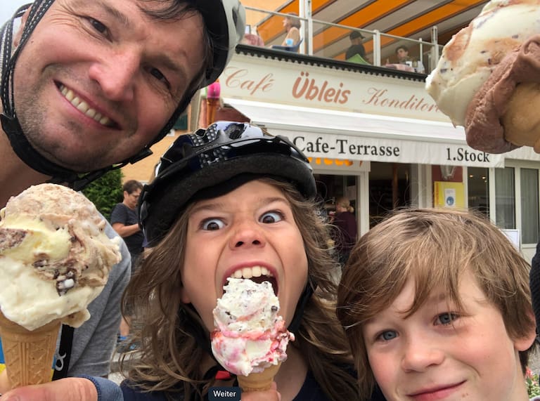 Verdiente Eispause nach einer Radrundfahrt mit Familie und Freunden in Mondsee, Oberösterreich