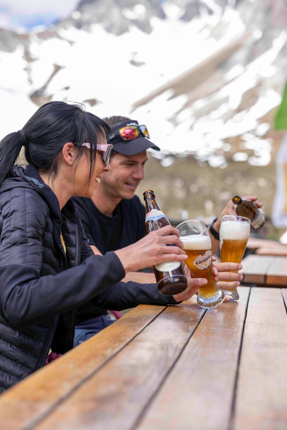 Wohlverdient: ein alkoholfreies Bier am Gipfel oder auf der Hütte, z. B. ein Edelweiss Alkoholfrei.