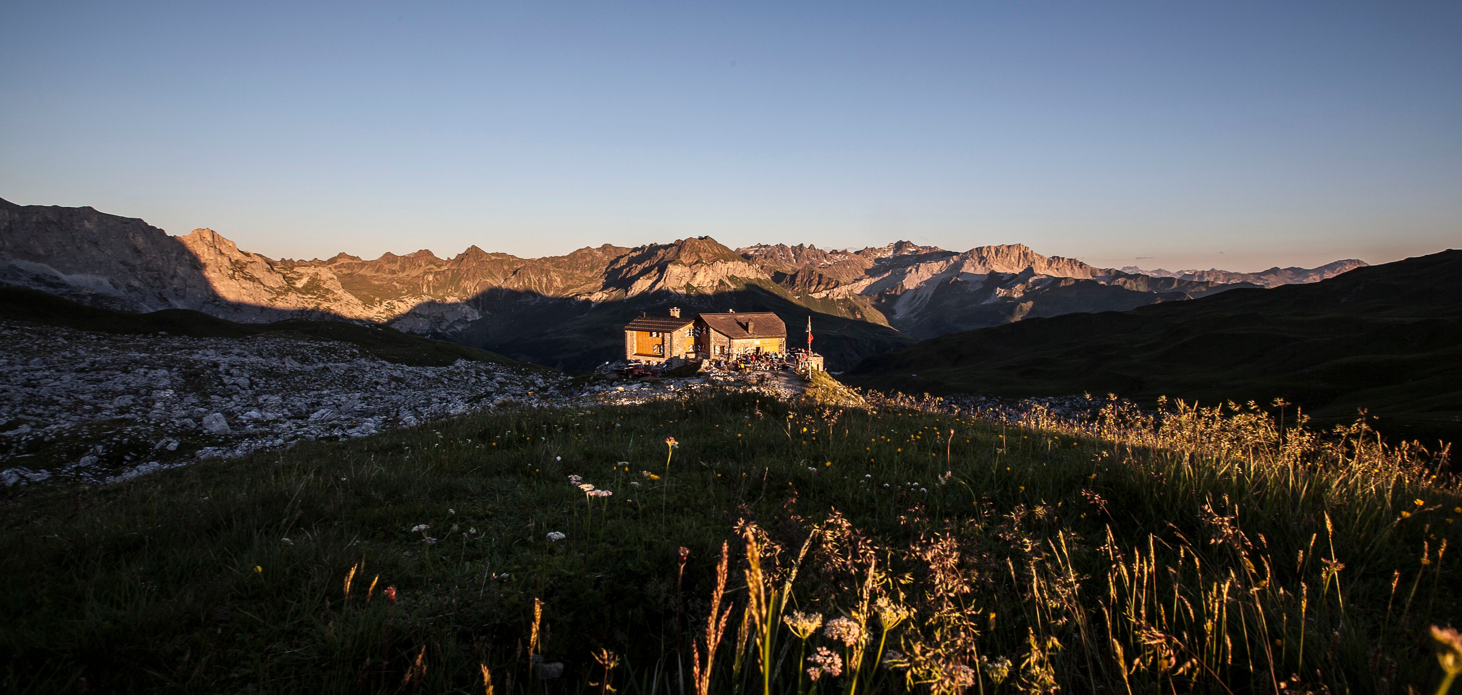 In den Bergen rund um St. Antönien findet man viel Ruhe - im Bild die Carschinahütte. 