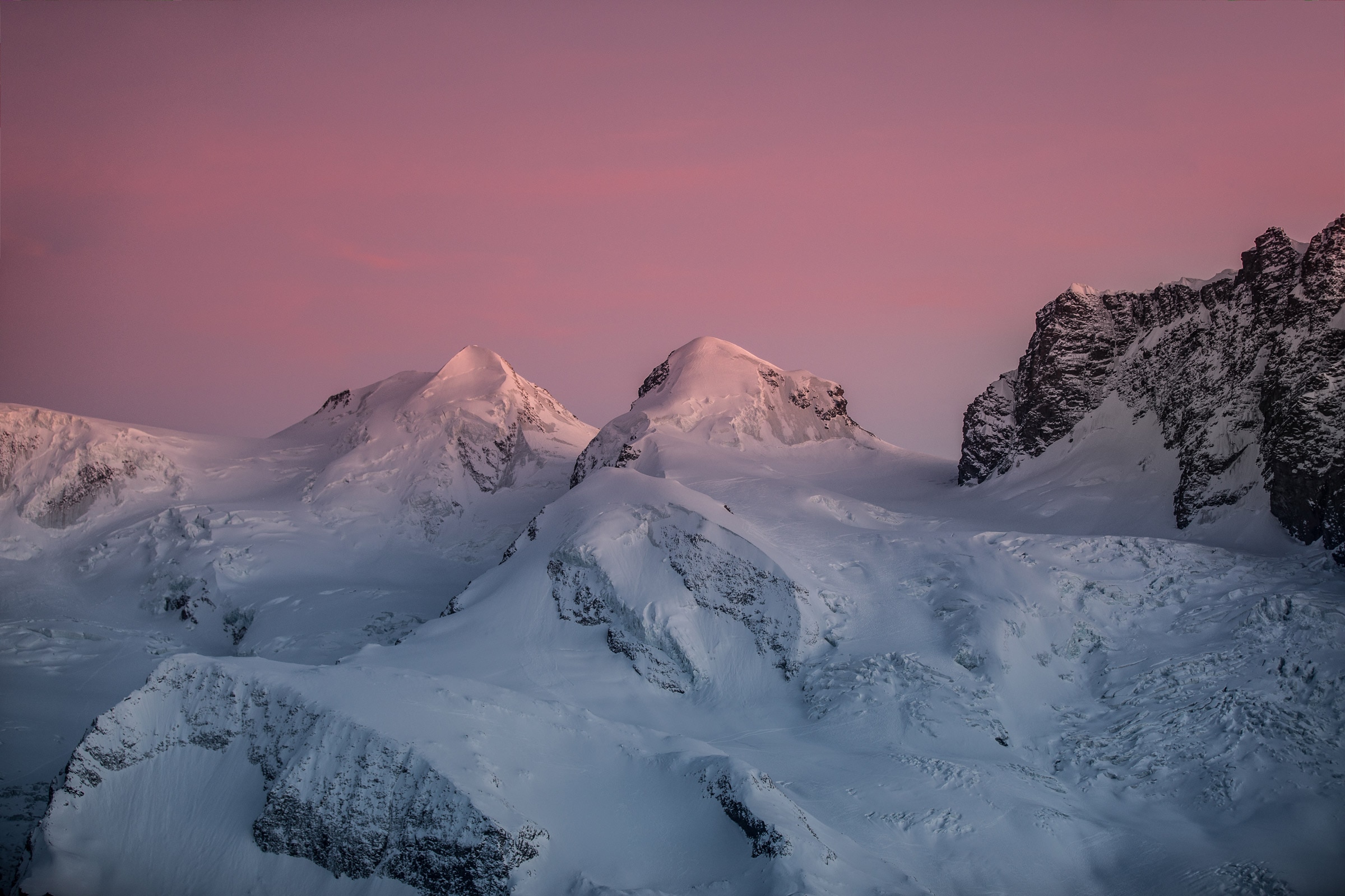 „Zwillinge“ Pollux (4.092 m) und Castor (4.223 m) in den Walliser Alpen bei Sonnenuntergang