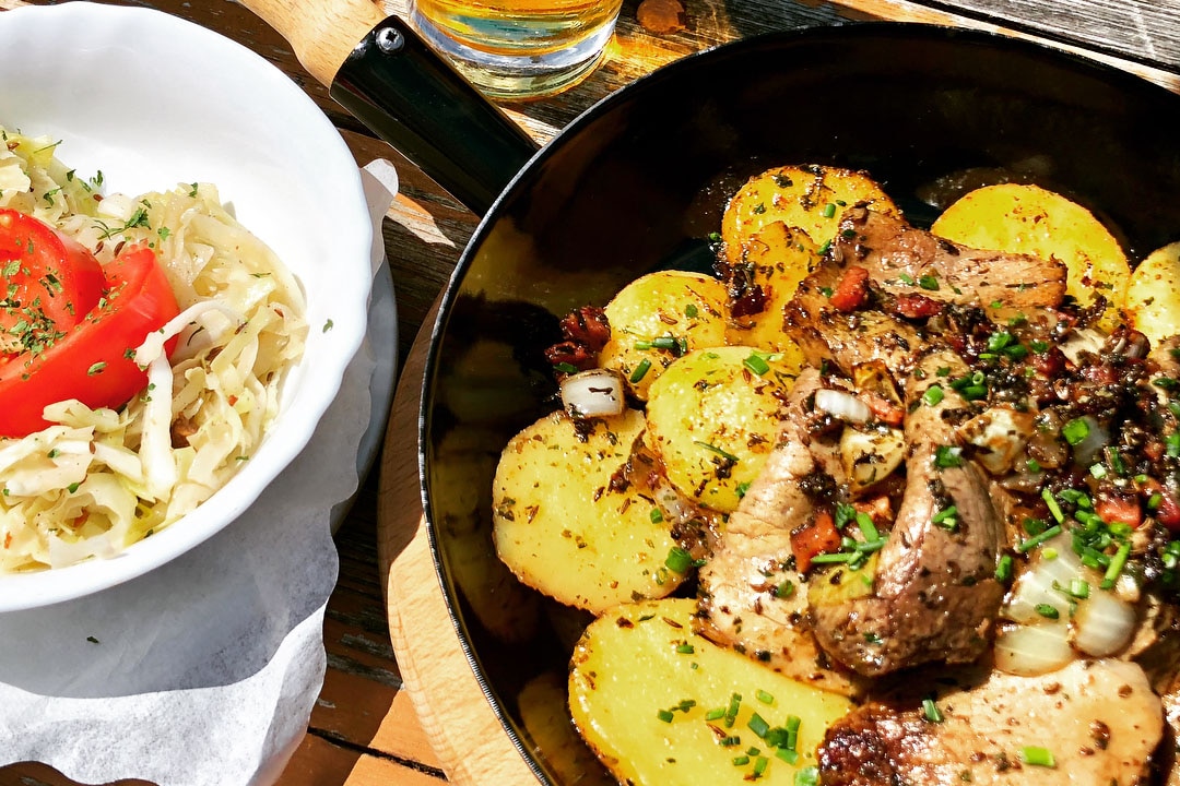 Rezept: Tiroler Gröstl mit Krautsalat - Bergwelten