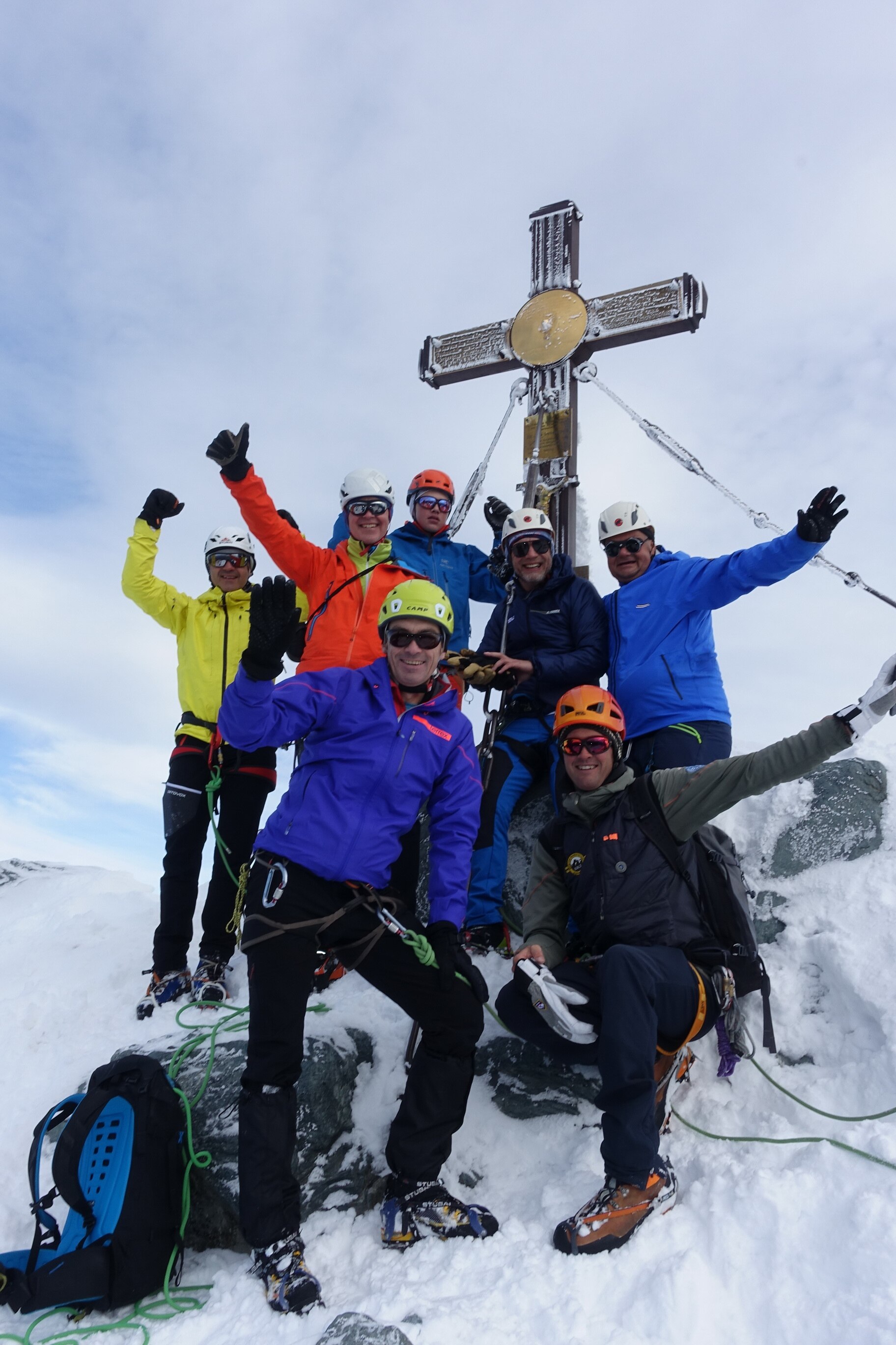 Andi am Gipfel, umgeben von seinen Freunden und den Bergführern aus Kals