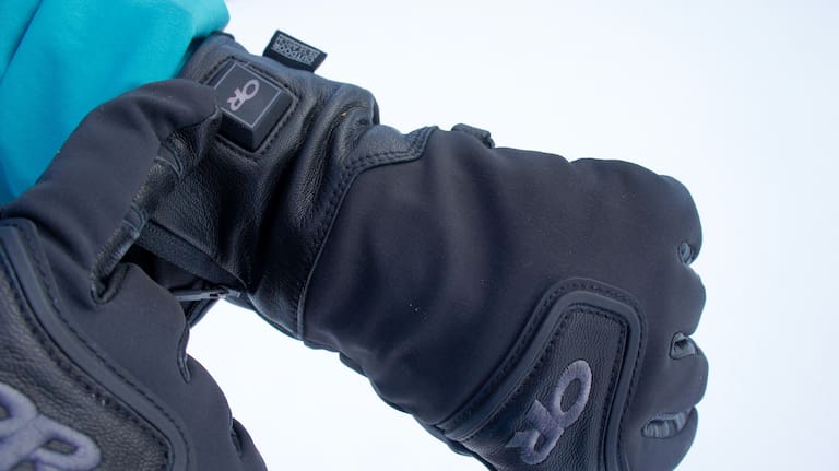 Innovative Technologie für warme Hände: Die Stormtracker Heated Gloves von Outdoor Research. 