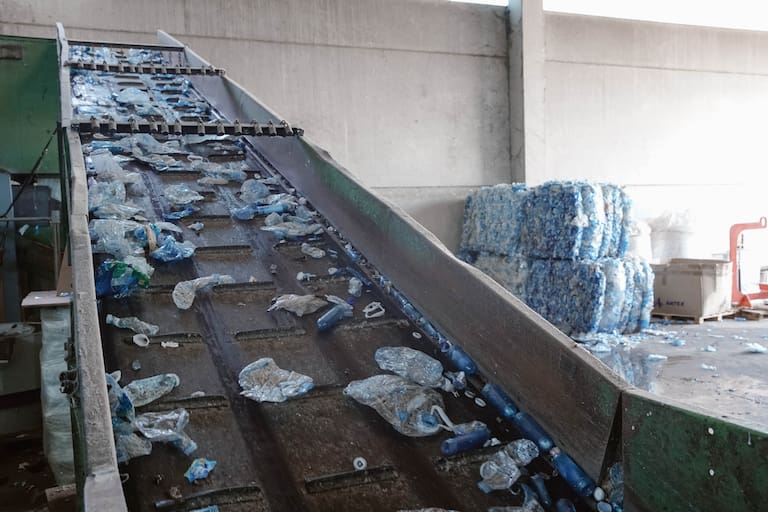 Plastikrecycling in der SEAQUAL-Fabrik in Spanien