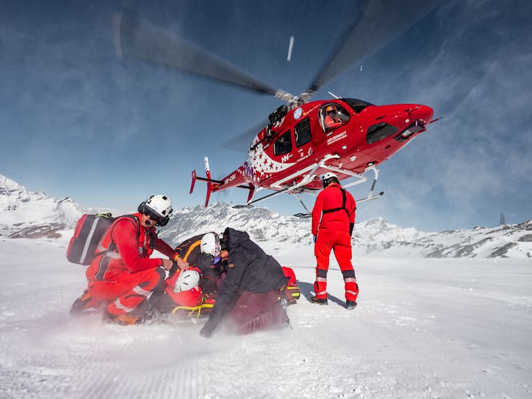 Air Zermatt Helikopter bei einem Rettungseinsatz