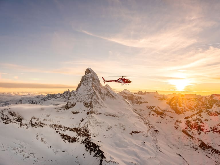 Hubschrauber mit Matterhorn bei Sonnenuntergang