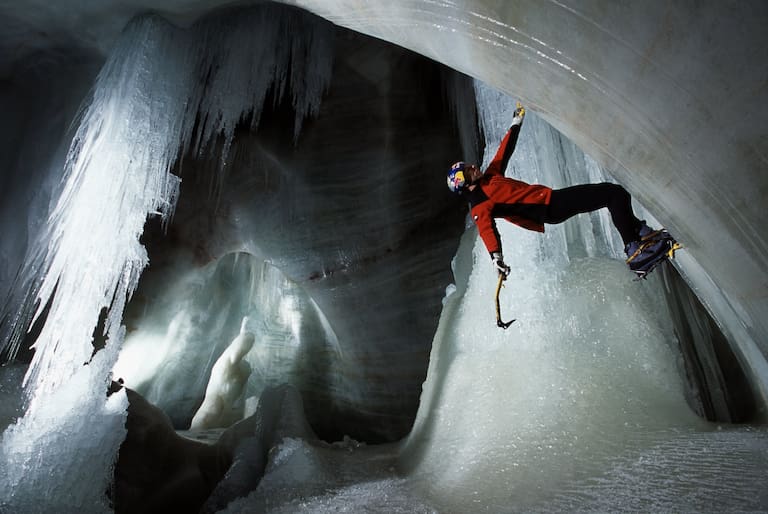 Ein Kletterer in der Dachstein Eishöhle