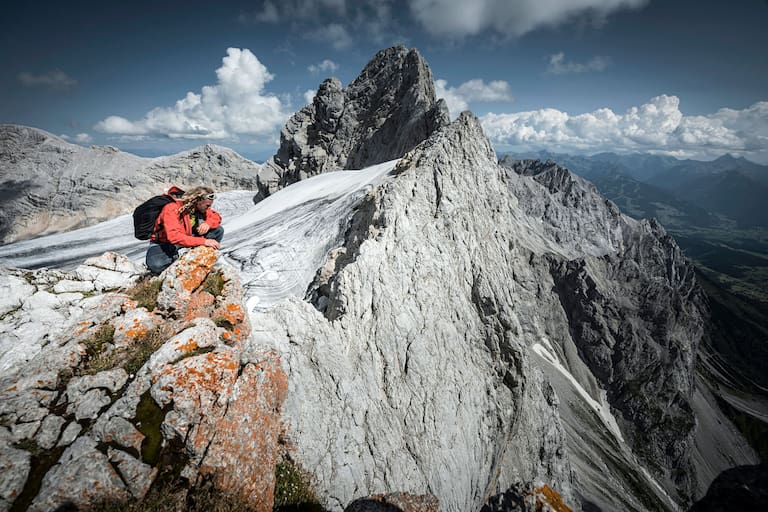 Michael Kemeter (Extremsportler in den Disziplinen Klettern, Slacklining und Basejumping) am Weg zur Dachstein Südwand