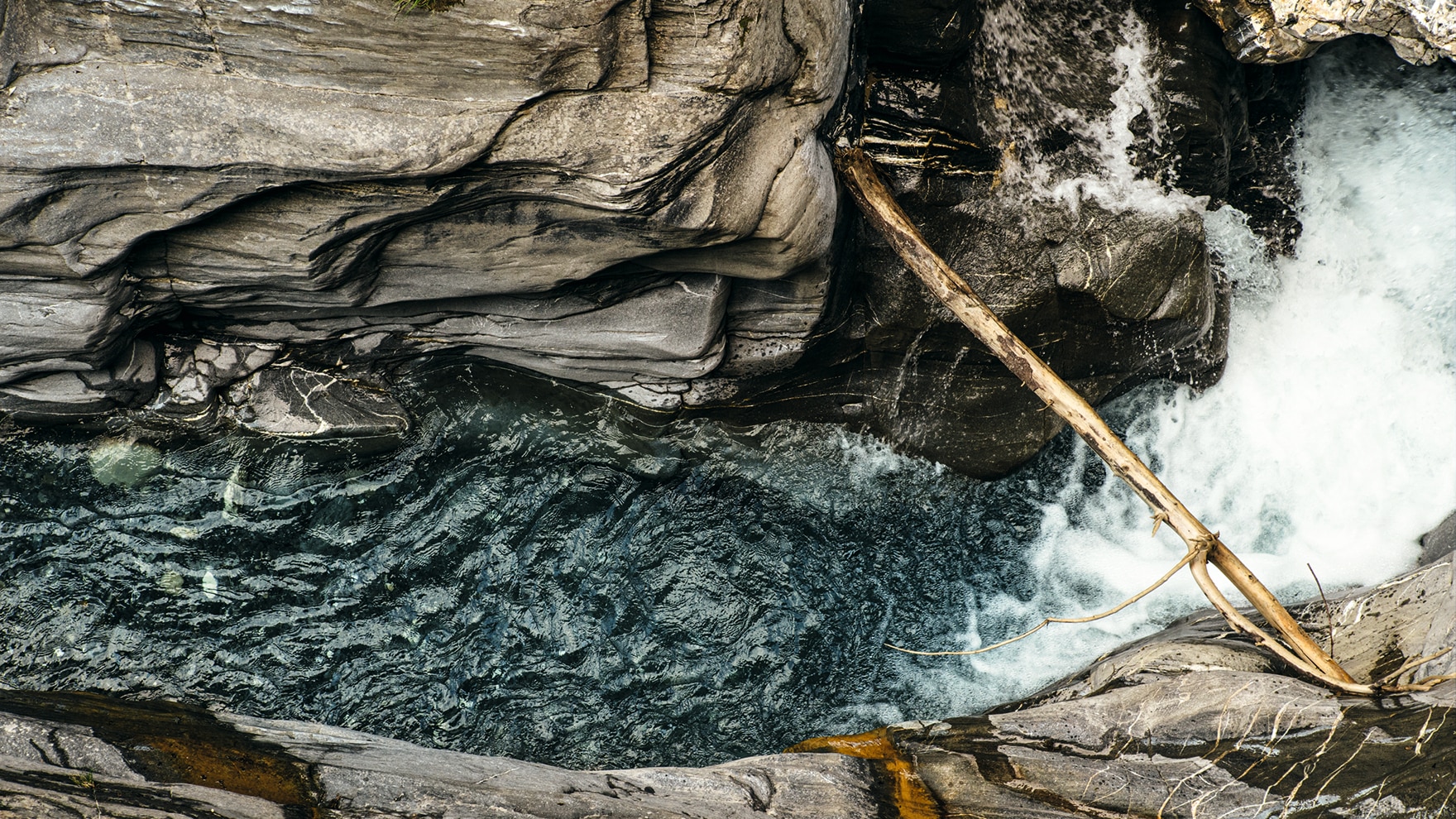 Der durch das Eisen des Wassers gerötete Stein zeigt an, wo überall Quellen sprudeln.