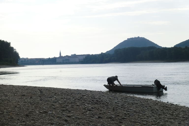 An der Einmündung in die Donau - im Hintergrund: Hainburg