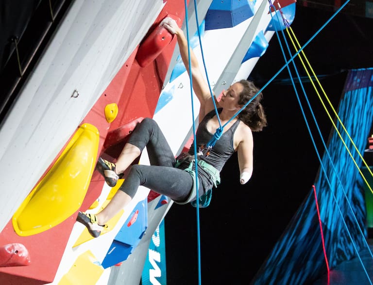 Paraclimbing: Maureen Beck aus den Vereinigten Staaten klettert mit einer Hand besser als so manch anderer Mensch mit zwei Händen 
