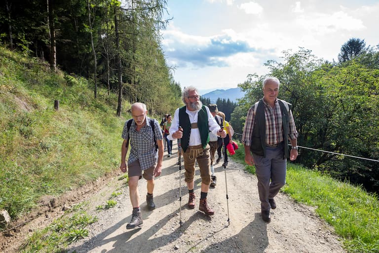 Der Bio-Pionier Werner Lampert gibt während der Wanderung Auskunft zum Nachhalitgkeitskonzept